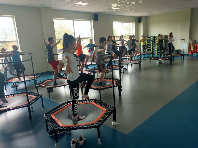 Dzieci uczestniczące na zajęciach fitness na Stadionie Miejskim
