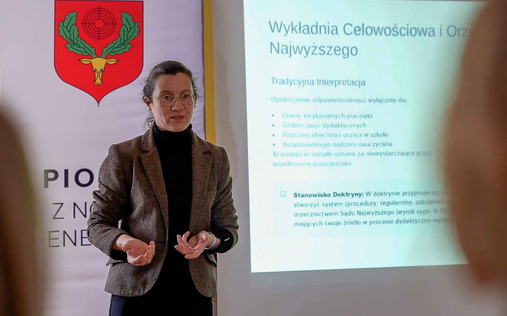 Kobieta, szczupła, brunetka, upięte włosy, okulary